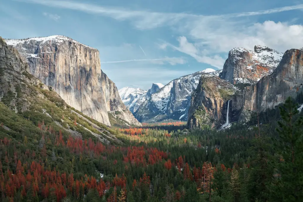 Yosemite Ulusal Parkın da bulunan dağlar.