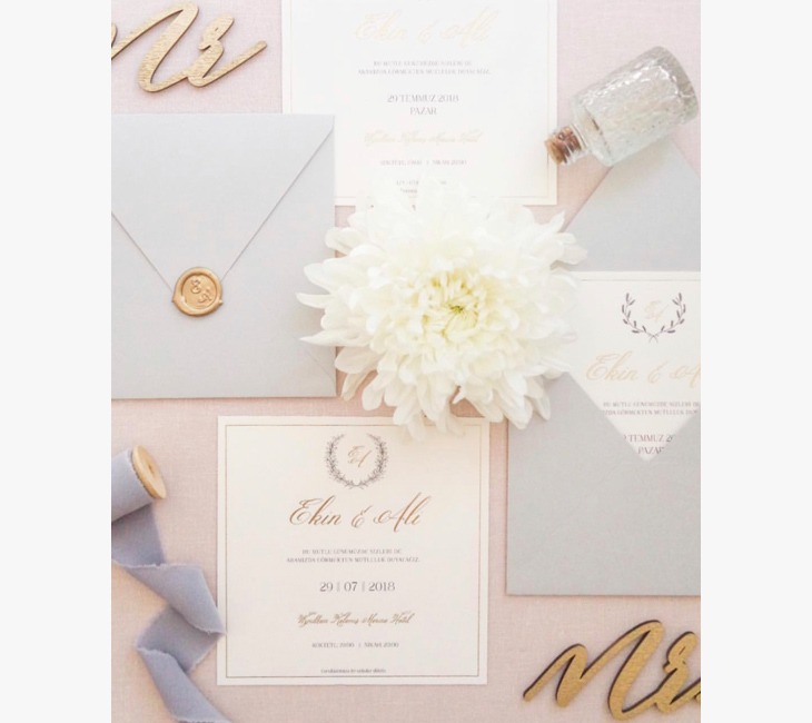 İç İçe Geçen Monogramlı Davetiyeler