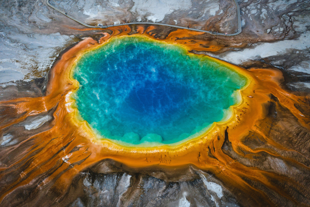Boz ayılar, gri kurtlar ve özgürce dolaşan bizon sürüleriyle yaban hayatın tam merkezinde hissedeceğiniz Yellowstone, aynı zamanda doğanın dengesi üzerine yapılacak her gözlem için eşsiz bir açık hava laboratuvarı niteliğinde. 