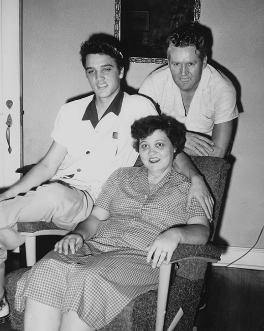 Genç Elvis Presley, annesi Gladys ve babası Vernon Presley ile birlikte evlerinde