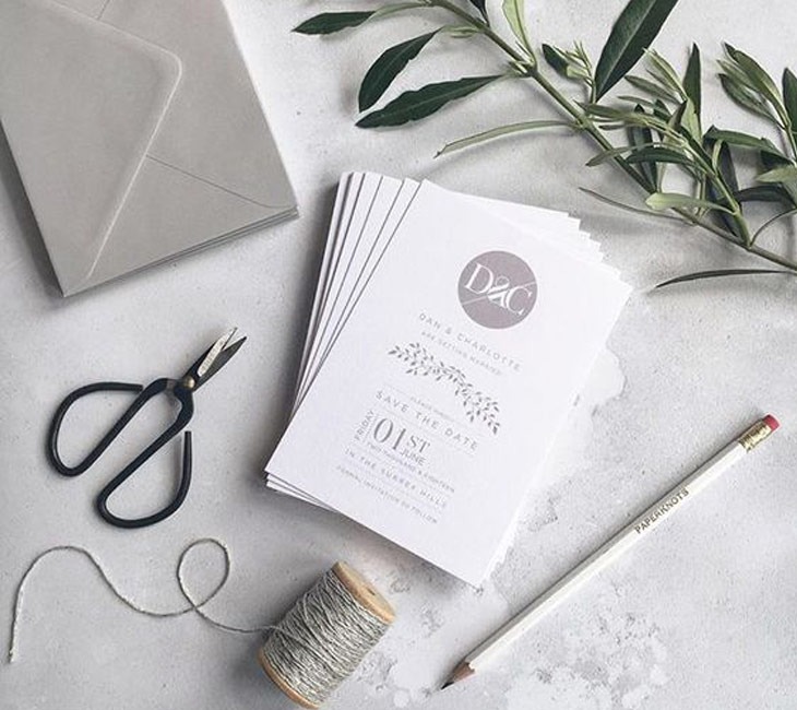 İç İçe Geçen Monogramlı Davetiyeler