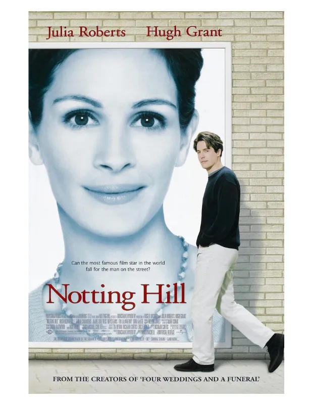 Notting Hill film afişi, Hugh Grant'in, Julia Roberts'ın devasa mavi tonlu portresinin önünden geçmesini betimliyor. Bu sahne, filmin sıradan adam ile ünlü yıldız arasındaki aşk temasını yansıtıyor.