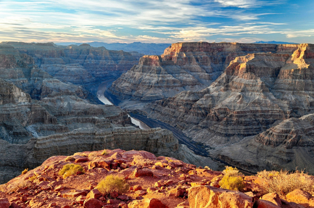 Arizona, Büyük Kanyon Ulusal Parkı; farklı yüksekliklerde değişen iklimi ve topografyası sayesinde, çöl kıyılarından yoğun çam ormanlarına kadar çeşitli yaşam alanları sunan bölge; nesli tehdit altında olan türler de dahil olmak üzere çok sayıda bitki ve hayvan türüne ev sahipliği yapıyor.