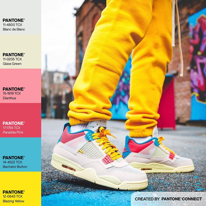 Pantone renk paletinden ilham alınarak tasarlanmış, sarı pantolon ve pembe-mavi detaylı spor ayakkabılar; canlı tonların stil üzerindeki etkisini gösteren konsept fotoğraf.