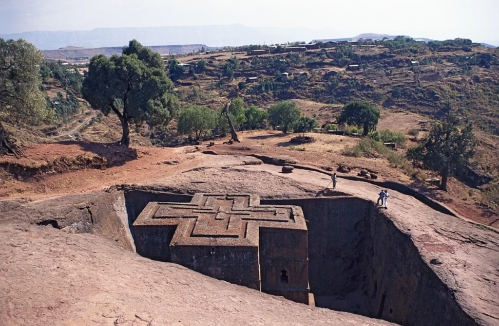 Lalibela tepesinde şekil olan bina.