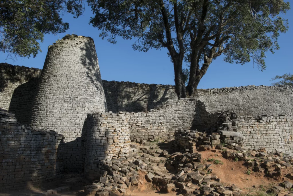 Zimbabwe Ulusal Anıtı ve surlar.
