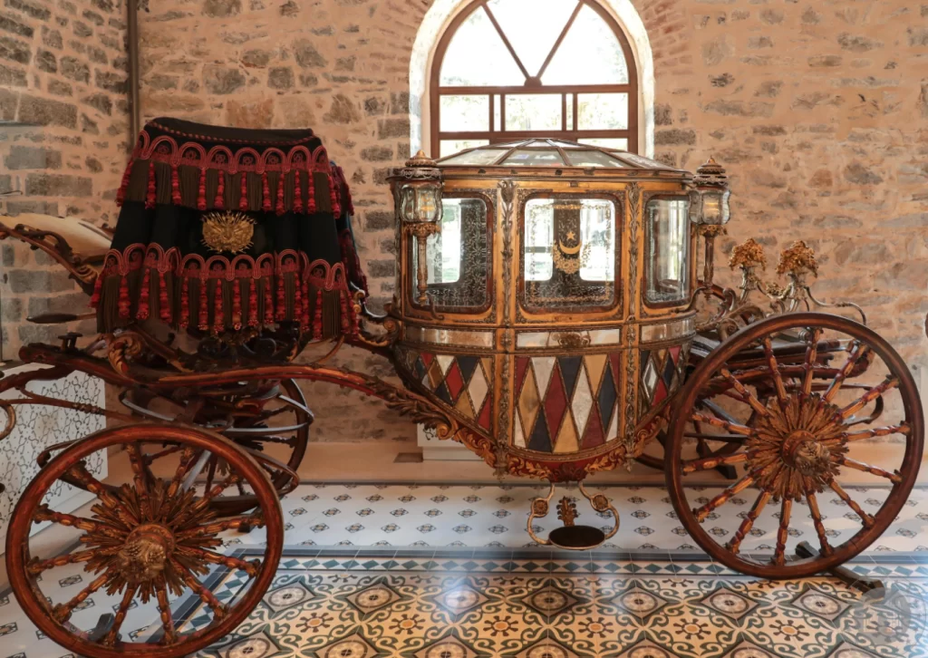 Beykoz Cam Müzesi'nde sergilenen, altın yaldız işlemeli detayları, kırmızı, beyaz ve mavi baklava desenleriyle bezenmiş görkemli bir saltanat arabası, cam pencerelerinde hilal ve yıldız armasıyla taş duvar önünde, kemerli bir pencerenin aydınlattığı desenli mozaik zemin üzerinde tüm ihtişamıyla yer alıyor.
