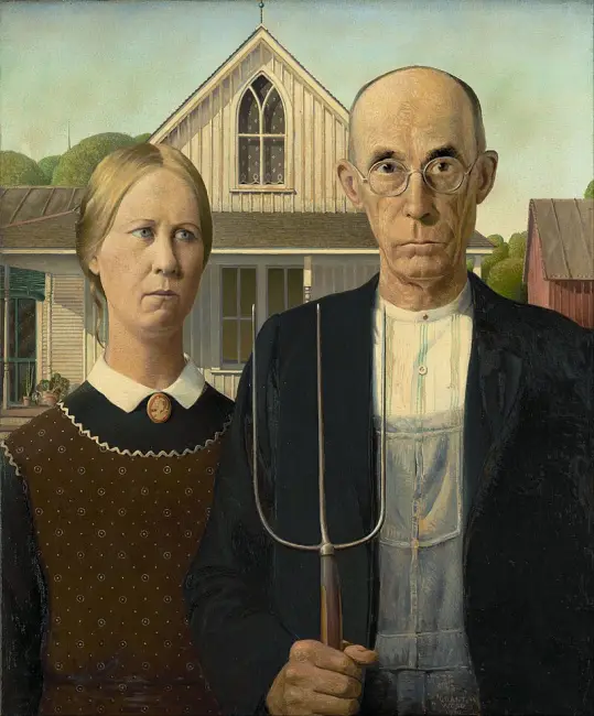 Grant Wood’un Amerikan Gotiği tablosu, tırpan tutan yaşlı bir adam ve kadının çiftlik evleri önünde ciddi duruşu.