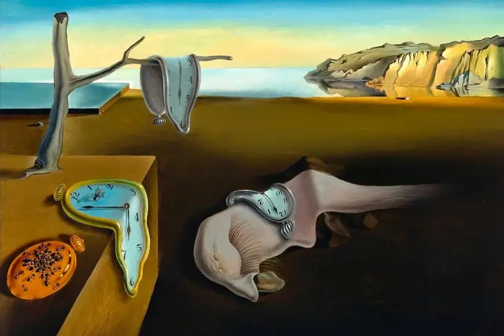 Salvador Dalí’nin Belleğin Azmi tablosunda eriyen saatler, çorak manzara ve sürrealist formda yer alan figürlerin birlikte görüldüğü kompozisyon.