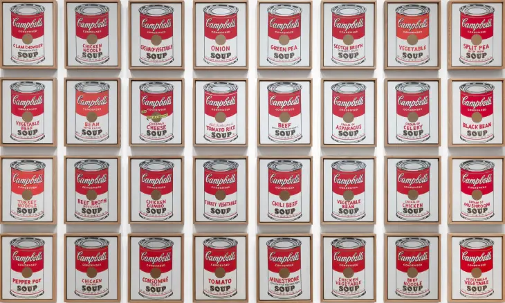 Andy Warhol’un Campbell’s Soup Cans serisi, duvarda sergilenen 32 farklı çorba kutusu illüstrasyonu.