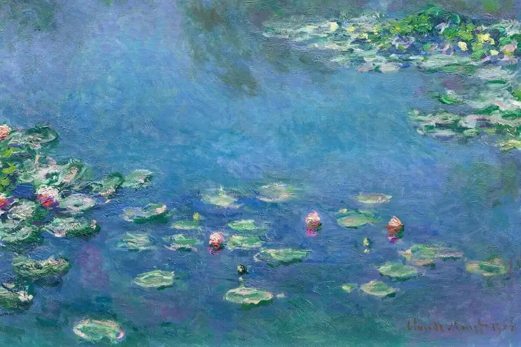 Claude Monet’nin Nilüferler serisinden bir tablo, su yüzeyine dağılmış nilüfer yaprakları ve çiçekleri.