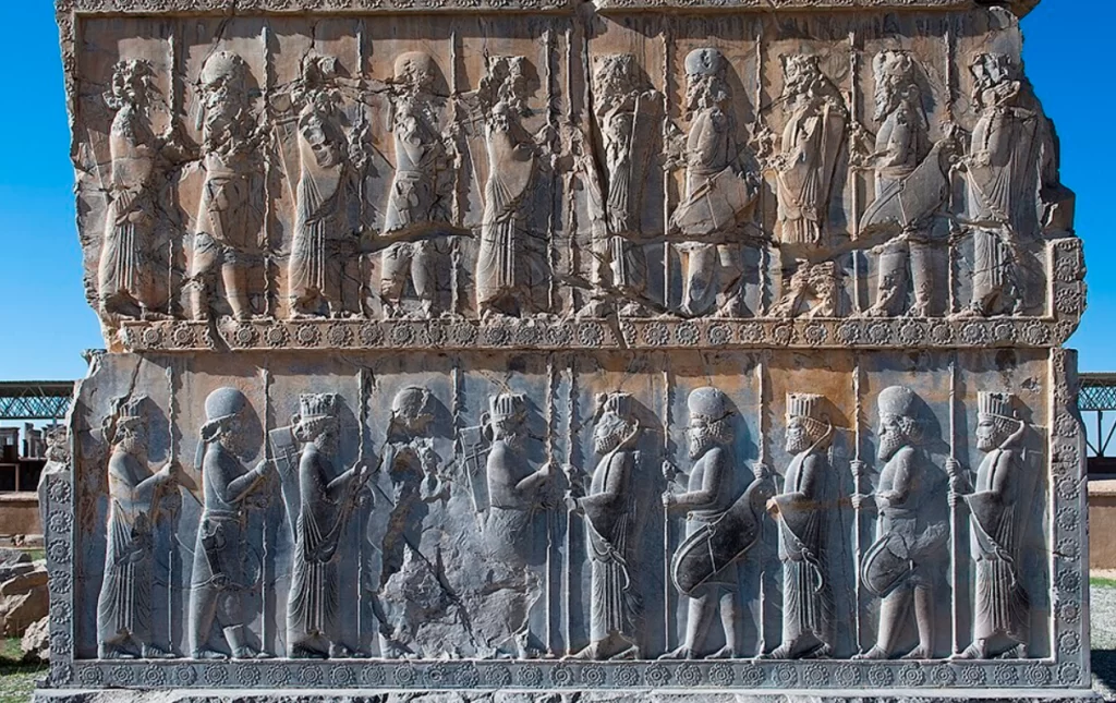 Persepolis duvara kazınmış heykeller.