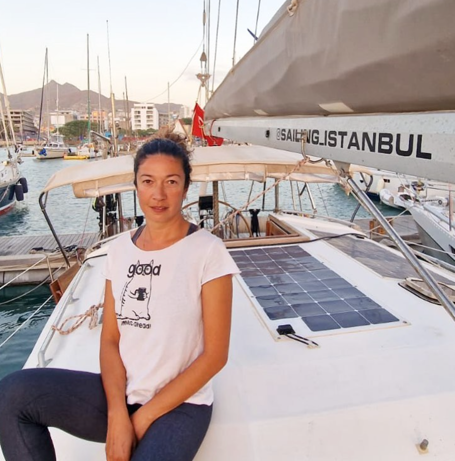 Türk denizci Başak Mireli, yelkenlisinde otururken Atlantik Okyanusu yolculuğu öncesi görüntüleniyor.