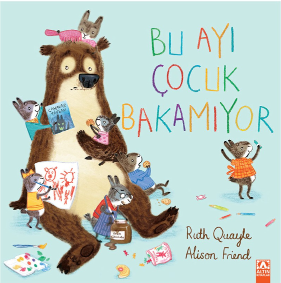 Marka Adı: Altın Kitaplar
Ürün Adı: Altın Kitaplar Bu Ayı Çocuk Bakamıyor, Ruth Quayle ve Alison Friend
Ürün Cinsiyeti: Çocuk
Ürün Tipi: Çocuk Kitabı
Ürün Sezonsallığı: Belirtilmemiş
Ürün Çeşidi: Resimli Çocuk Hikaye Kitabı
Ürün Özellikleri: Ruth Quayle tarafından yazılıp Alison Friend tarafından resimlenen Bu Ayı Çocuk Bakamıyor kitabı, yaramaz tavşan çocuklara bakmakla görevli Ayı Çoko'nun eğlenceli macerasını anlatır. Pastel tonların hakim olduğu, canlı ve dinamik çizimleriyle dikkat çeken kapak tasarımında, telaşlı bir ifadeye sahip ayının etrafında, resim yapan, kurabiye yiyen ve taranan sevimli tavşanlar betimlenmiştir. Çocukların görsel zekasını ve hayal gücünü geliştiren bu kitap, mizahi bir anlatımla okuma deneyimine keyif katar.
Öne Çıkan Detaylar:
- Eğlenceli ve renkli çizimlerle zenginleştirilmiş, çocukların ilgisini çeken görsel anlatım.
- Ayı Çoko'nun çocuk bakma serüvenini konu alan, mizahi ve sıcak bir hikaye örgüsü.
- Çocuklara arkadaşlık, sorumluluk ve problem çözme gibi değerleri eğlenceli yolla aktaran içerik.
Kimler Kullanıyor?: Hayvan karakterlerin neşeli dünyasını keşfetmeyi ve mizahi hikayelerle keyifli vakit geçirmeyi seven tüm minik okuyucular için idealdir. Ebeveynler ve eğitimciler, çocuklara sorumluluk alma, empati ve işbirliği gibi değerleri eğlenceli bir dille aşılamak amacıyla bu kitabı tercih edebilirler. Okuma alışkanlığı kazanma yolculuğunda çocukları motive etmek ve hayal güçlerini harekete geçirmek isteyen herkes bu eserde aradığını bulacaktır.