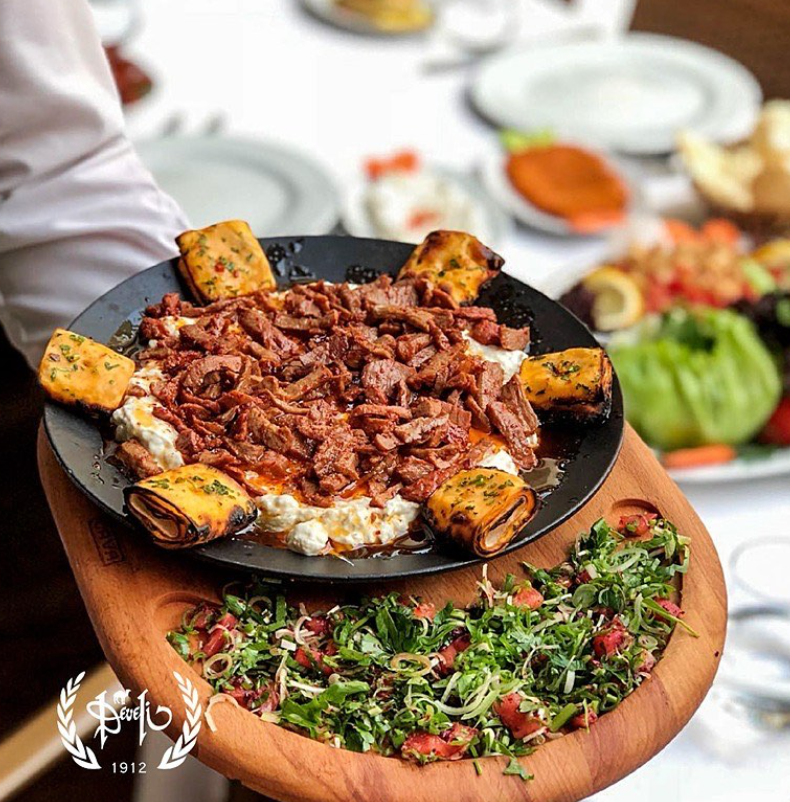 Develi yoğurtlu et tabağı ve salatası