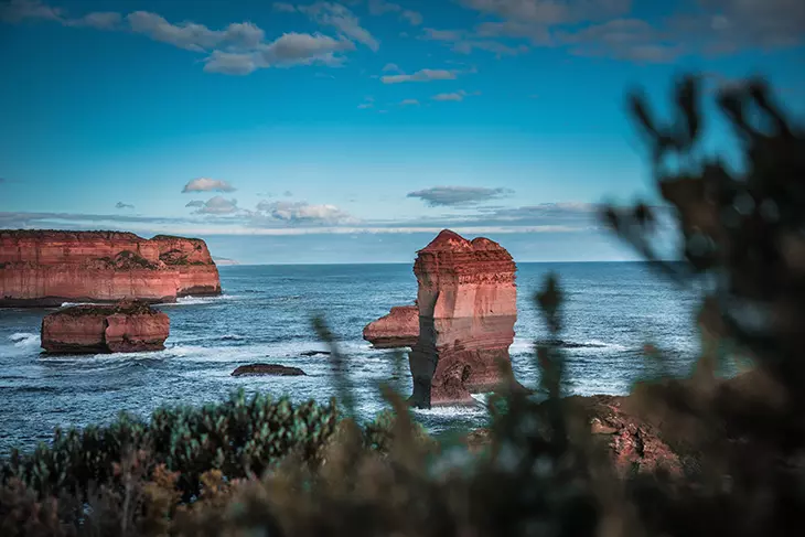 Great Ocean Road üzerindeki 12 Apostles kaya oluşumları ve kıyı boyunca uzanan motosiklet rotası
