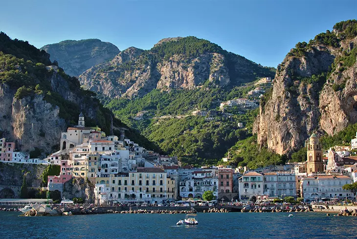 Amalfi Sahil Yolu üzerinde motosiklet sürerken Positano ve Amalfi manzarası eşliğinde kıyı boyunca uzanan rota