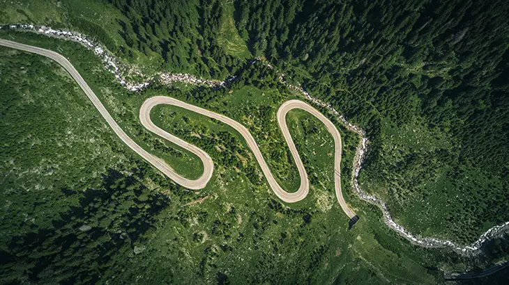 Transfagarasan Yolu üzerinde motosiklet sürerken Karpat Dağları ve Balea Gölü manzarası