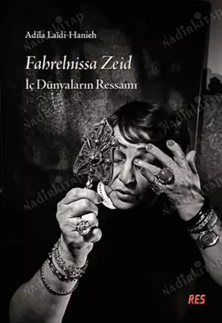 Adila Laïdi-Hanieh’in Fahrünnissa Zeyd: İç Dünyaların Ressamı kitabının kapağında yer alan, sanatçının elinde ayna tuttuğu siyah beyaz portresi
