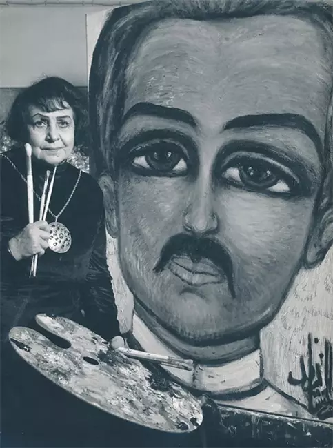 Doğu ile Batı arasında bir dâhi olarak anılan Fahrünnisa Zeyd, elinde fırçalar ve paletle kararlı bakışlarla poz verirken, yanında bıyıklı bir erkeğin büyük boyutlu, üzerinde çalıştığı portre tablosu duruyor.