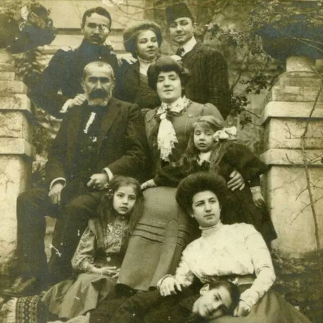 Erken çocukluk yıllarındaki Fahrünnisa Zeyd’i; babası Şakir Paşa, annesi İsmet Hanım ve diğer aile üyeleriyle birlikte gösteren bu sepya tonlu, tarihi fotoğrafta, dokuz kişilik kalabalık ve entelektüel ailenin dönemin zarif giysileriyle, dış mekandaki taş basamaklarda verdikleri poz, sanatçının sıra dışı hayatının temellerini atan zengin aile ortamını gözler önüne seriyor.