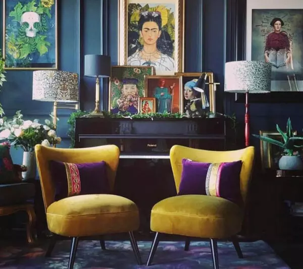 Frida Kahlo’nun renkli ve sanatsal tarzından ilhamla hazırlanmış iç mekân dekorasyonu, portre tabloları ve canlı renkler eşliğinde.