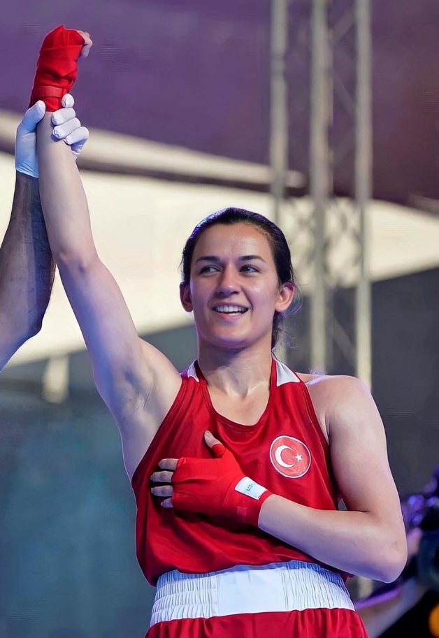 Türk milli boksör Hatice Akbaş, kazandığı maçın ardından zaferini kutluyor.