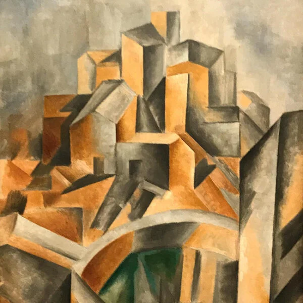 Kübist sanat akımının belirgin özelliklerini yansıtan bu eserde, parçalanmış geometrik formlar ve kahverengi, gri, toprak tonları ile yeşil detaylarla, çoklu bakış açısıyla soyutlanmış bir şehir veya köy manzarasındaki yükselen binalar ve kemerli bir köprü dinamik bir şekilde betimlenmiştir.