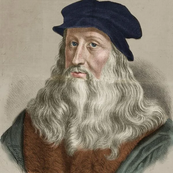 Yaşlı, uzun beyaz sakallı ve saçlı, başında koyu mavi bir bere olan Leonardo da Vinci'nin dikkat çekici bir portresi, sanatçının hayatı ve eserleri hakkında derinlemesine bir bakış sunan bu içeriği vurguluyor.