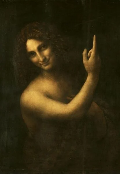 Leonardo da Vinci'nin önemli eserlerinden biri olan, karanlık bir arka plan önünde yukarıyı işaret eden kıvırcık saçlı genç bir adamın nazikçe gülümsediği ve omuzlarının çıplak olduğu Vaftizci Yahya tablosu, sanatçının kendine özgü chiaroscuro tekniğini gözler önüne seriyor.