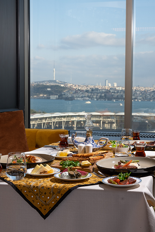 Boğaz manzarası eşliğinde Ramazan ayını karşılayan Atölye Restaurant
