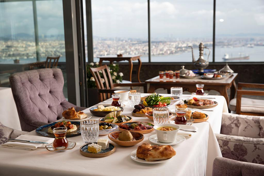 Osmanlı mutfağının gastronomi mirasını iftar sofralarına taşıyan restoranın menüsünde pastırma turşusu, kıymalı tarhana çorbası, daha gerdan ve kuzu incik öne çıkıyor.