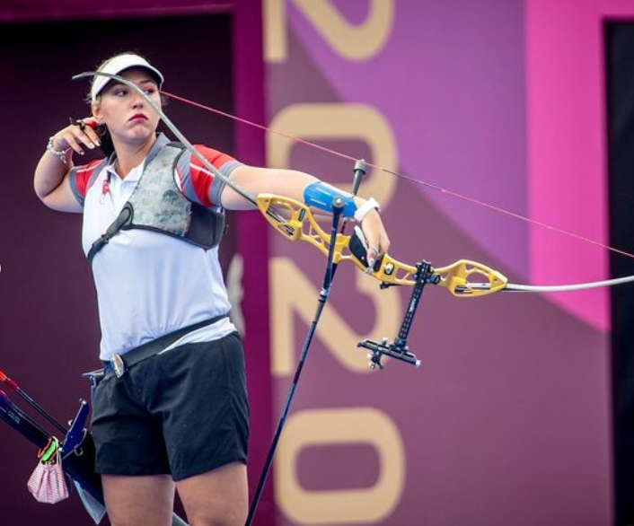 Türk milli okçu Yasemin Ecem Anagöz, olimpiyatlarda atış yaparken hedefe odaklanıyor.
