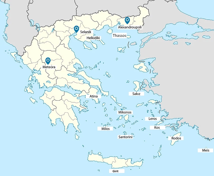 Yunanistan'ın anakarası ve birçok adasının coğrafi sınırlarını, popüler tatil yerleri olan Selanik, Atina, Meteora, Rodos, Santorini, Mikonos, Girit ve Sakız gibi önemli destinasyonların konumlarını belirten detaylı bir harita.