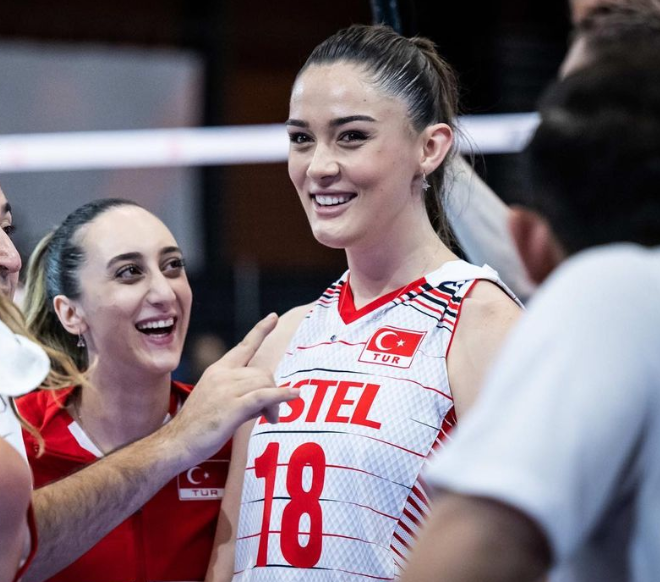 Türk milli voleybolcu Zehra Güneş, milli takım arkadaşlarıyla maç sonrası sevinç anı yaşıyor.