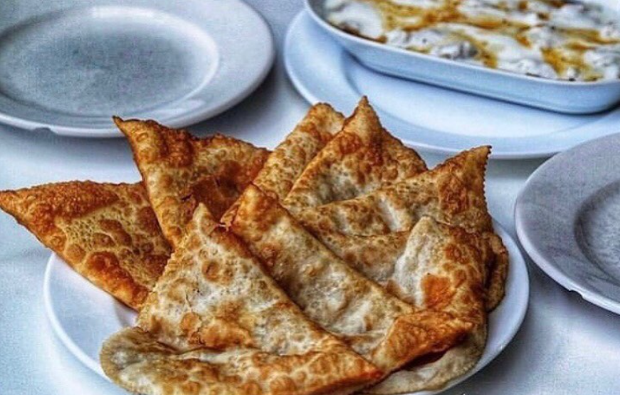 Eskişehir Akay Çiğbörek: yol üstü lezzet duraklarının en bilinen adreslerinden biri. İnce hamurla hazırlanan çıtır çiğbörekler servis tabağında.
