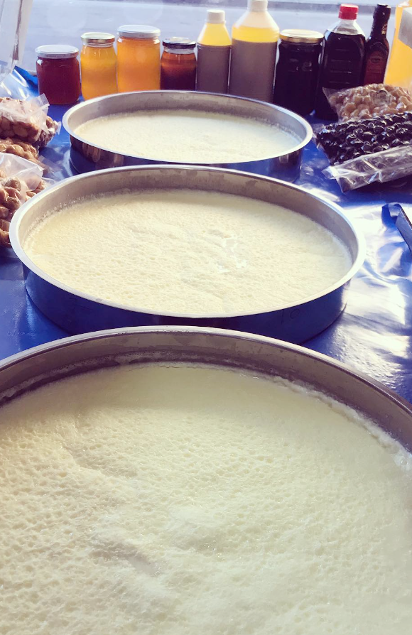 Aydın Yoğurtçu Cavit: yol üstü kahvaltı duraklarının vazgeçilmezi. Bal kaymak, organik süt ürünleri, doğal reçeller, yoğurt.