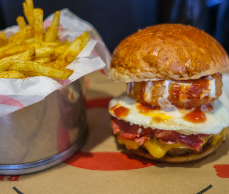 Biber Burger Moda’da yumurta, cheddar, pastırma ve soğan halkalı burger - Moda mekanları rehberi.