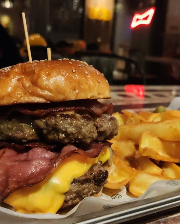 B.O.B Fried Chicken Moda’da cheddar peynirli burger ve patates servisi - Moda mekanları rehberi.