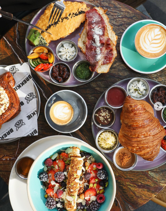 Brekkie Moda’da kruvasan, kahve, meyveli bowl ve kahvaltı tabakları - Moda mekanları rehberi.