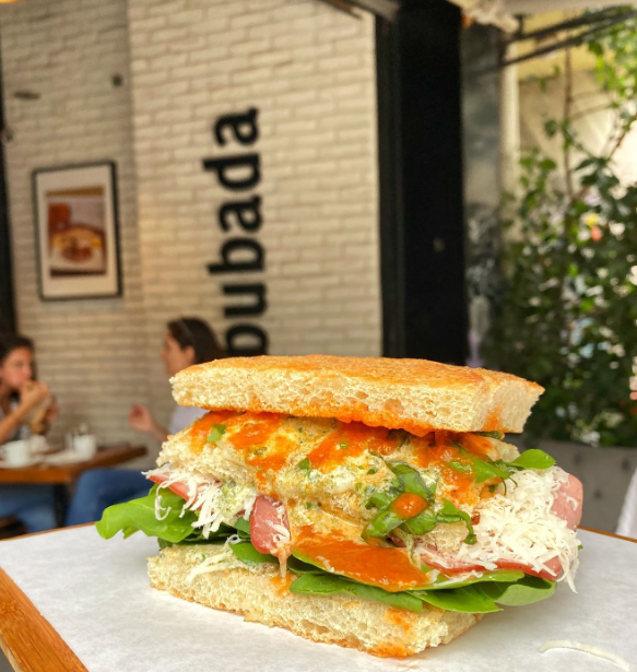 Bubada Moda’da ev yapımı focaccia ile hazırlanan sandviç ve yeşillik servisi - Moda mekanları rehberi.