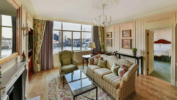 Claude Monet'nin Londra ziyaretlerinde kaldığı Savoy Hotel'deki, Thames Nehri manzaralı Personalite Suite River View odasının klasik tarzda dekore edilmiş iç görünümü.