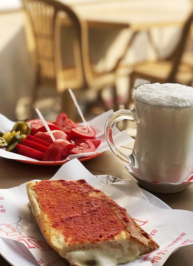 Susurluk Düzdağ Tost: yol üstü lezzet durakları arasında öne çıkan mekan. Mihaliç peynirli tost, köpüklü Susurluk ayranı ve söğüş domatesle servis.