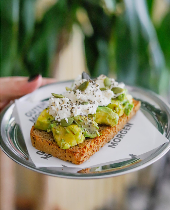 Guten Morgen Moda’da avokado, lor peyniri ve çekirdeklerle hazırlanan ekşi mayalı tost - Moda mekanları rehberi.