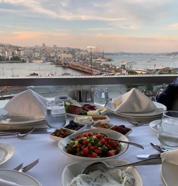 Ara sıcaklardan sonra ana yemek sunulacak. Ana yemek çeşitlerinde de kuzu şiş, fıstıklı kebap, haşhaş kebap, tavuk kanat bulunuyor. Baklava veya güllaç ile de yemeğinizi lezzetli bir şekilde noktalayabilirsiniz.