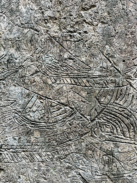 Herceg Novi'deki Kanlı Kula'nın surlarında görülen, zamanla yıpranmış, iç içe geçmiş çok sayıda eski gemi ve kayık çizimleriyle bezeli taş duvar, Karadağ'ın Adriyatik kıyılarındaki derin denizcilik ve Orta Çağ tarihini yansıtan etkileyici bir detay sunuyor.