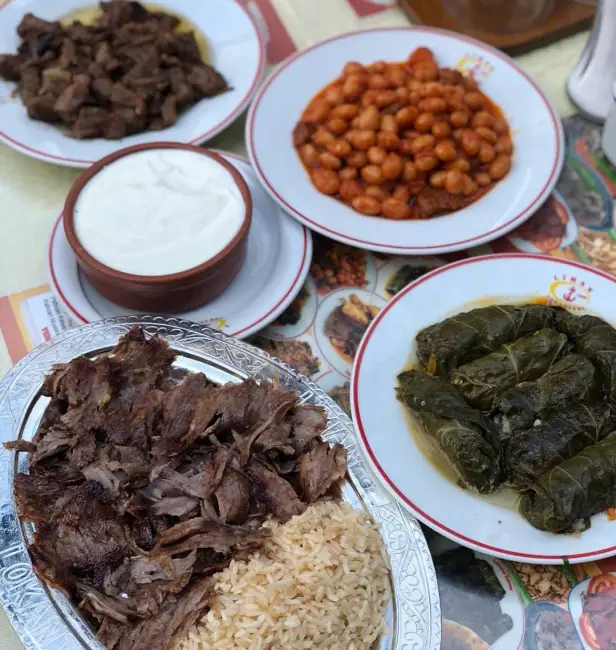 Rize Liman Lokantası: yol üstü Karadeniz mutfağı duraklarının klasik adresi. Kuzu kavurma, kuru fasulye, sarma ve pilav tabakları geleneksel sofrada.