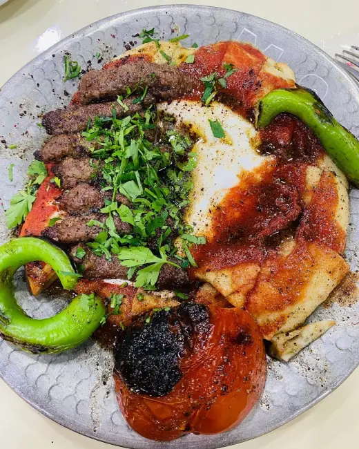Manisa Manisaspor Kebapçısı: yol üstü kebap duraklarının en ünlülerinden biri. Yoğurtlu ve soslu geleneksel Manisa kebabı közlenmiş sebzelerle servis ediliyor.