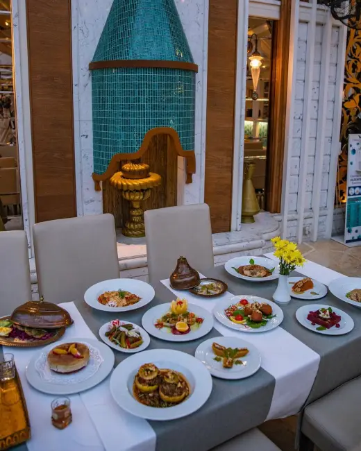 Menüyü eşsiz kıllan lezzetler arasında; zengin iftariyelikler, vişneli yaprak sarma, ballı gemici böreği, erikli kuzu gerdanı veya hünkâr beğendi, nar taneli fındıklı güllaç ve kabak tatlısı yer alıyor.