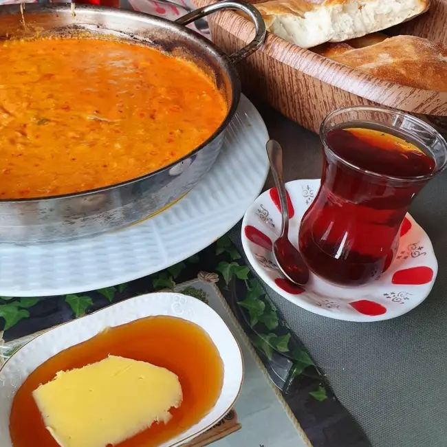 Samsun Mutlu Melemen: yol üstü menemen ve kahvaltı duraklarının popüler adresi. Menemen, çay ve peynir tabağı ile zengin kahvaltı sofrası.